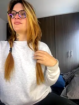 Snapshot of Val__ chatting on September 20, 2025, 7:48 pm Val online show from September 20, 2025, 7:48 pm