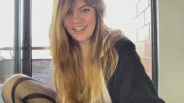 Snapshot of Val__ chatting on September 30, 2025, 1:27 pm Val online show from September 30, 2025, 1:27 pm