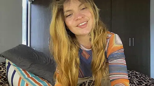 Snapshot of Val__ chatting on October 1, 2025, 7:53 pm Val online show from October 1, 2025, 7:53 pm