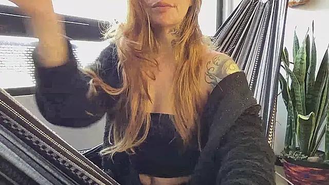 Snapshot of Val__ chatting on October 4, 2025, 9:57 pm Val online show from October 4, 2025, 9:57 pm