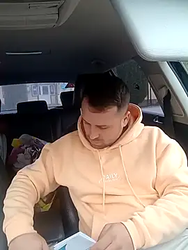 Snapshot of LucianM6 chatting on November 17, 2025, 9:48 am LucianM6 online show from November 17, 2025, 9:48 am