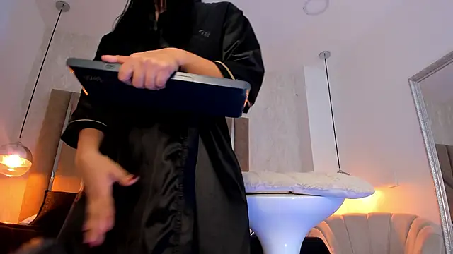 Martinaa Jones  online show from December 3, 2025, 7:34 pm