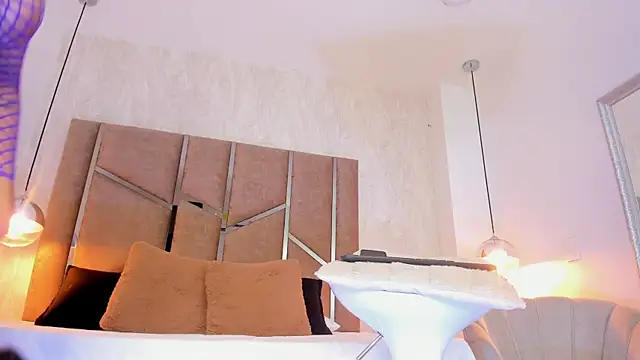 Martinaa Jones  online show from January 14, 2026, 1:06 pm