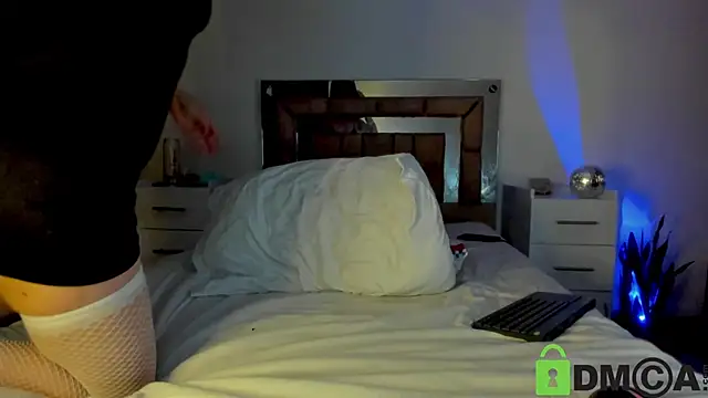 Lucyerobbie online show from January 5, 2025, 11:44 pm