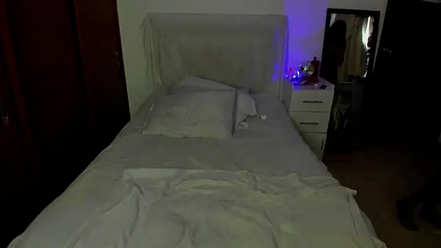 Lucyerobbie online show from November 15, 2025, 8:05 pm