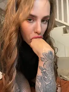 EmiliaCatalina online show from December 20, 2024, 10:00 pm