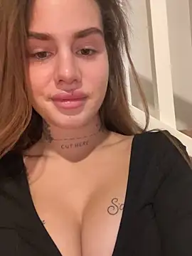 Snapshot of EmiliaCatalina chatting on February 17, 2025, 10:47 pm EmiliaCatalina online show from February 17, 2025, 10:47 pm