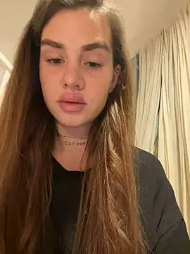 Snapshot of EmiliaCatalina chatting on February 22, 2025, 3:01 am EmiliaCatalina online show from February 22, 2025, 3:01 am