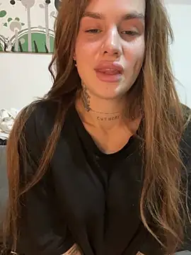 Snapshot of EmiliaCatalina chatting on March 17, 2025, 10:28 pm EmiliaCatalina online show from March 17, 2025, 10:28 pm