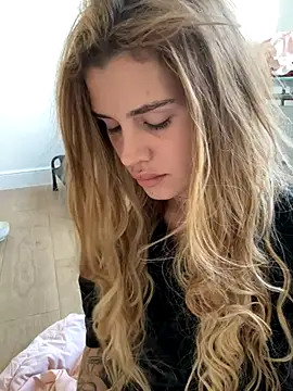 Snapshot of EmiliaCatalina chatting on October 19, 2025, 7:03 pm EmiliaCatalina online show from October 19, 2025, 7:03 pm