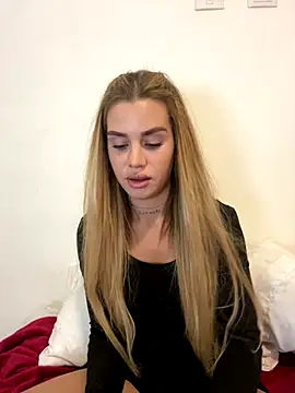 Snapshot of EmiliaCatalina chatting on October 21, 2025, 10:32 pm EmiliaCatalina online show from October 21, 2025, 10:32 pm