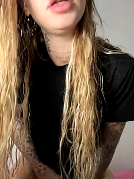 Snapshot of EmiliaCatalina chatting on October 24, 2025, 12:52 am EmiliaCatalina online show from October 24, 2025, 12:52 am