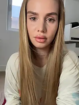 Snapshot of EmiliaCatalina chatting on October 24, 2025, 9:33 pm EmiliaCatalina online show from October 24, 2025, 9:33 pm