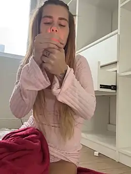 Snapshot of EmiliaCatalina chatting on October 29, 2025, 8:32 pm EmiliaCatalina online show from October 29, 2025, 8:32 pm