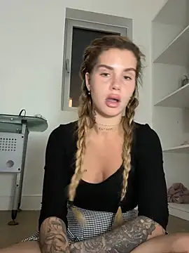 Snapshot of EmiliaCatalina chatting on November 1, 2025, 5:09 am EmiliaCatalina online show from November 1, 2025, 5:09 am