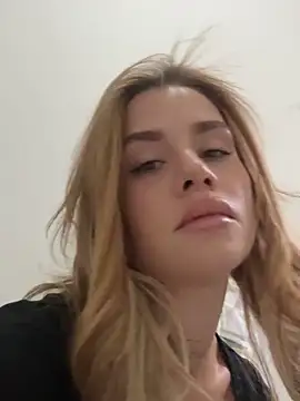 Snapshot of EmiliaCatalina chatting on November 1, 2025, 9:17 pm EmiliaCatalina online show from November 1, 2025, 9:17 pm