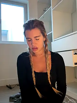 Snapshot of EmiliaCatalina chatting on November 6, 2025, 9:48 pm EmiliaCatalina online show from November 6, 2025, 9:48 pm