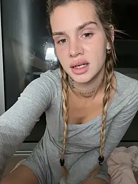 Snapshot of EmiliaCatalina chatting on November 15, 2025, 10:37 pm EmiliaCatalina online show from November 15, 2025, 10:37 pm