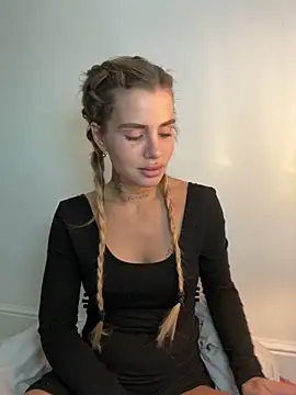 Snapshot of EmiliaCatalina chatting on November 16, 2025, 8:36 pm EmiliaCatalina online show from November 16, 2025, 8:36 pm