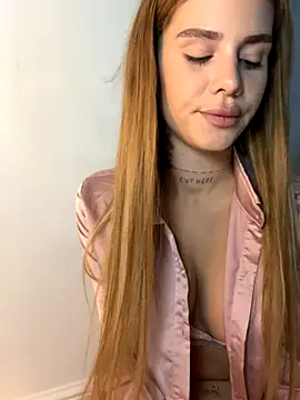 Snapshot of EmiliaCatalina chatting on November 18, 2025, 9:52 pm EmiliaCatalina online show from November 18, 2025, 9:52 pm