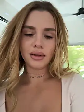 Snapshot of EmiliaCatalina chatting on November 22, 2025, 7:46 pm EmiliaCatalina online show from November 22, 2025, 7:46 pm