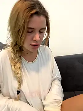 Snapshot of EmiliaCatalina chatting on November 24, 2025, 4:51 pm EmiliaCatalina online show from November 24, 2025, 4:51 pm