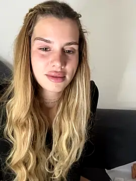 Snapshot of EmiliaCatalina chatting on November 25, 2025, 7:58 pm EmiliaCatalina online show from November 25, 2025, 7:58 pm