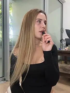 Snapshot of EmiliaCatalina chatting on November 27, 2025, 9:06 pm EmiliaCatalina online show from November 27, 2025, 9:06 pm