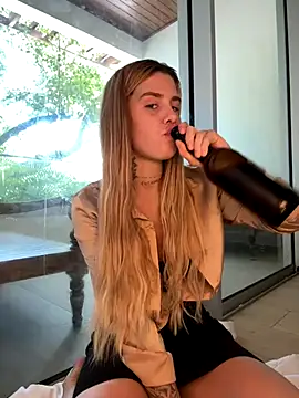 Snapshot of EmiliaCatalina chatting on November 30, 2025, 5:39 pm EmiliaCatalina online show from November 30, 2025, 5:39 pm