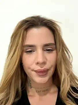 Snapshot of EmiliaCatalina chatting on December 2, 2025, 7:31 pm EmiliaCatalina online show from December 2, 2025, 7:31 pm