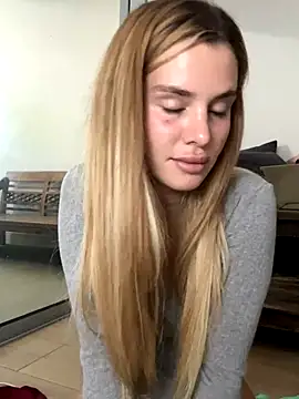 EmiliaCatalina online show from December 4, 2025, 8:28 pm