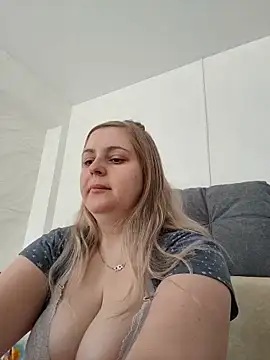 Lady nice cat online show from May 16, 2026, 5:59 am