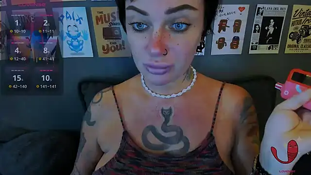 Snapshot of EllieOz chatting on July 7, 2026, 2:32 pm EllieOz online show from July 7, 2026, 2:32 pm