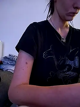 LauraBaby online show from November 12, 2025, 8:19 pm