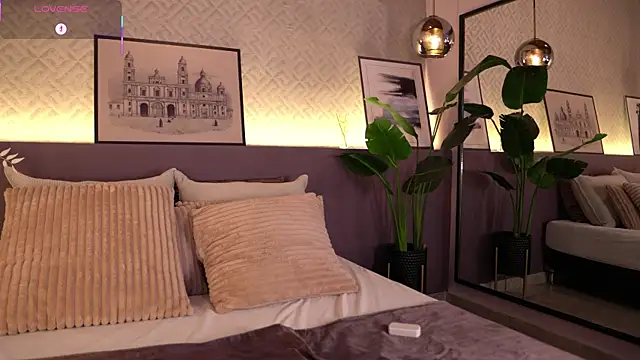 ElleDiane online show from September 9, 2025, 10:42 pm