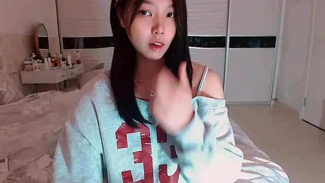 -Lucky Girl online show from October 28, 2025, 3:32 am