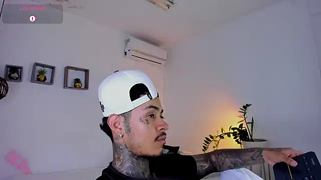 Snapshot of JordanSmiith_ chatting on February 12, 2025, 11:09 pm JordanSmiith online show from February 12, 2025, 11:09 pm