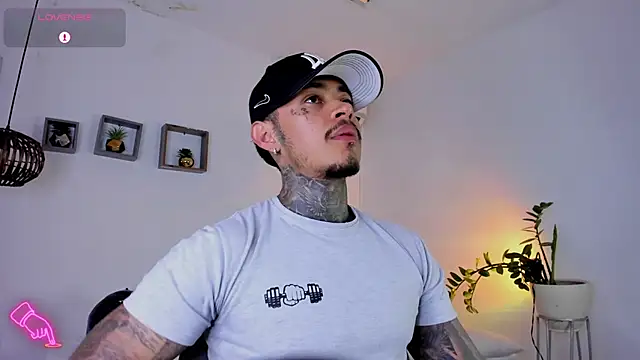 Snapshot of JordanSmiith_ chatting on February 13, 2025, 8:24 pm JordanSmiith online show from February 13, 2025, 8:24 pm