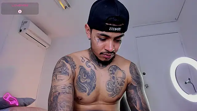 Snapshot of JordanSmiith_ chatting on February 13, 2025, 11:26 pm JordanSmiith online show from February 13, 2025, 11:26 pm