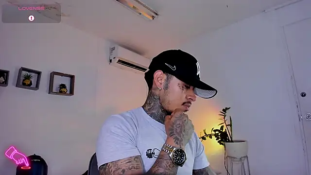 Snapshot of JordanSmiith_ chatting on February 14, 2025, 2:28 am JordanSmiith online show from February 14, 2025, 2:28 am