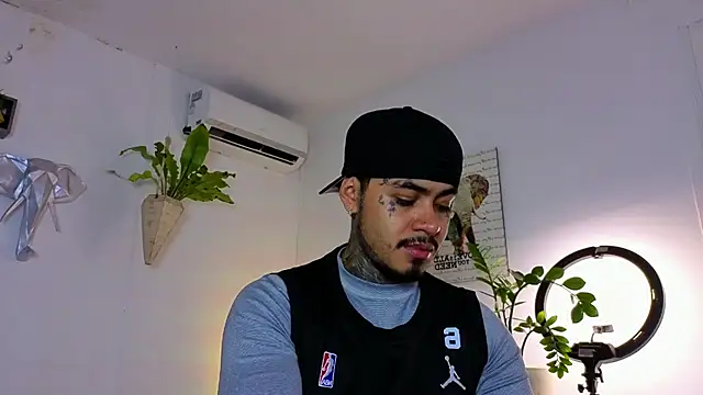 Snapshot of JordanSmiith_ chatting on November 19, 2025, 9:04 pm JordanSmiith online show from November 19, 2025, 9:04 pm