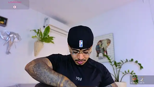 Snapshot of JordanSmiith_ chatting on December 17, 2025, 8:59 pm JordanSmiith online show from December 17, 2025, 8:59 pm