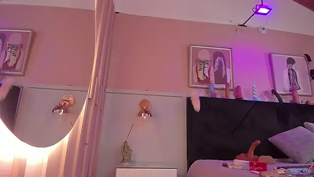 chloe watson  online show from November 20, 2025, 7:35 pm