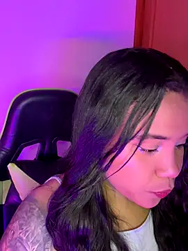 leila 22 online show from November 7, 2025, 6:35 am