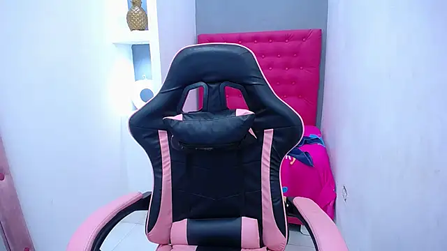 Snapshot of KatrinaQueen1 chatting on January 12, 2026, 10:04 pm KatrinaQueen1 online show from January 12, 2026, 10:04 pm