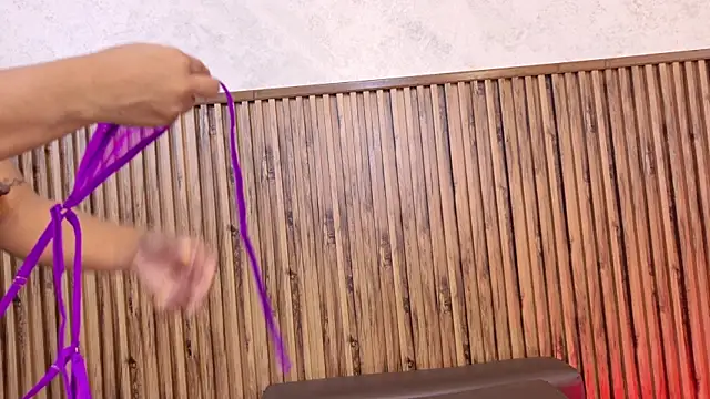 evelynjohnsoon online show from November 18, 2025, 11:47 am