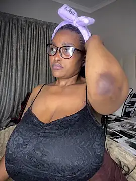 Bustygoddess32 online show from April 19, 2026, 9:39 pm