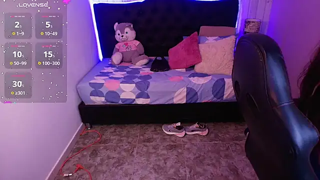 julieth love  online show from November 17, 2025, 1:28 pm