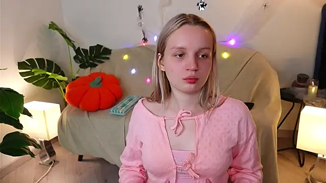 Beatrica Klein online show from October 17, 2025, 3:58 pm