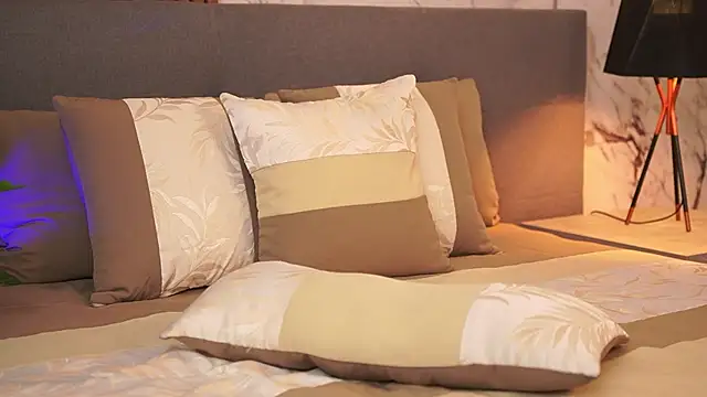 EmaSaenz online show from January 8, 2025, 7:45 pm